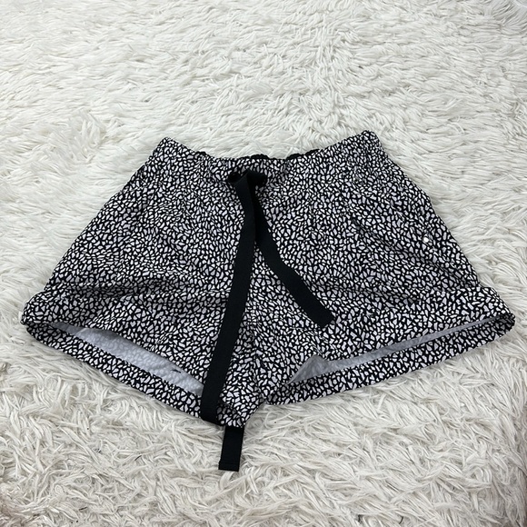 Lululemon Spring Break Away Short Miss Mosaic Black - Picture 2 of 5